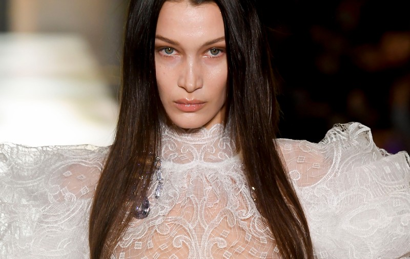 Bella Hadid a apărut în sânii goi la Săptămâna Modei de la Paris