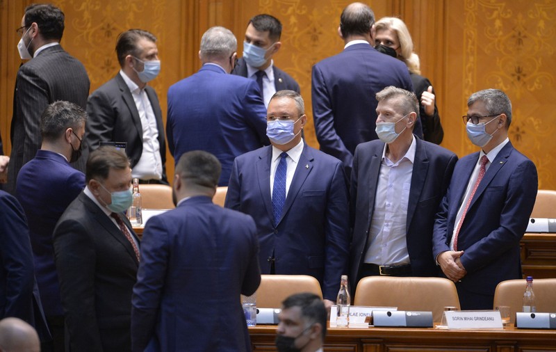 Acrit de atâta clămpăneală. Miniștrii Guvernului Ciucă au dat-o în patima televiziunii: vorbe multe, muncă puțină