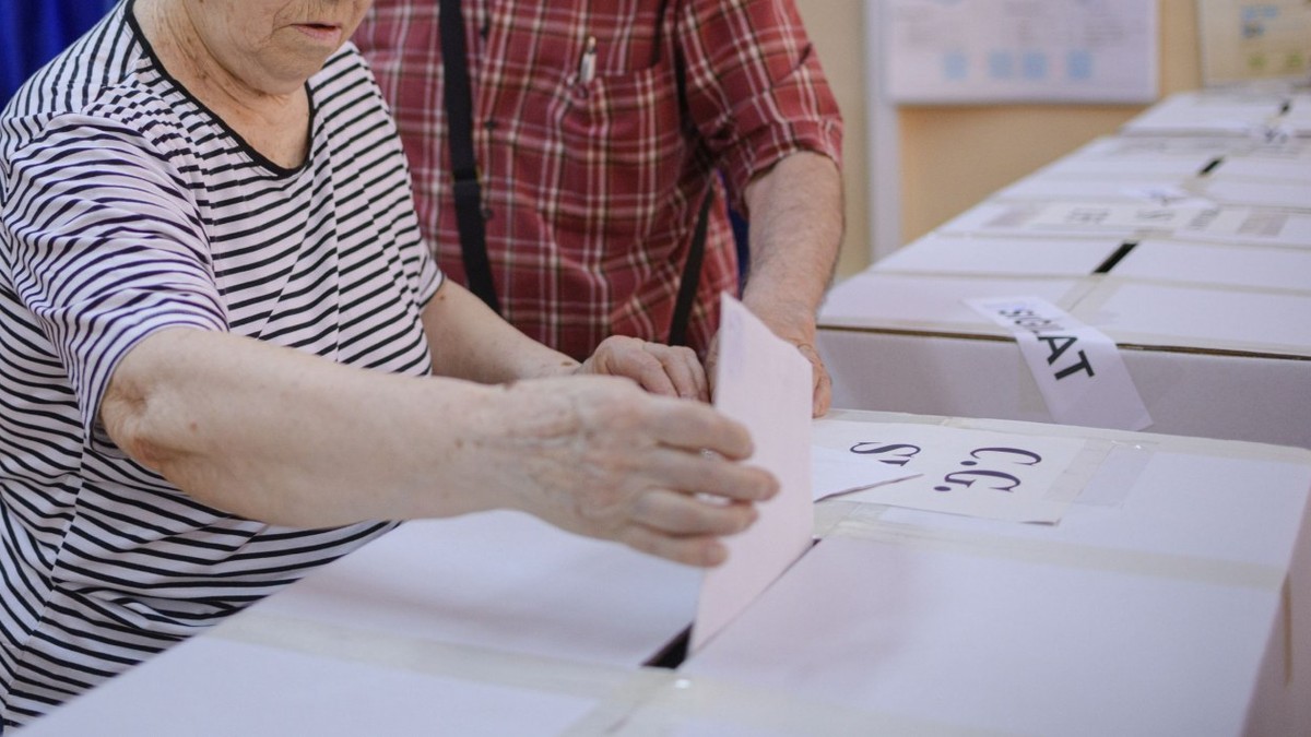 Persoana care introduce buletinul de vot in urna de vot