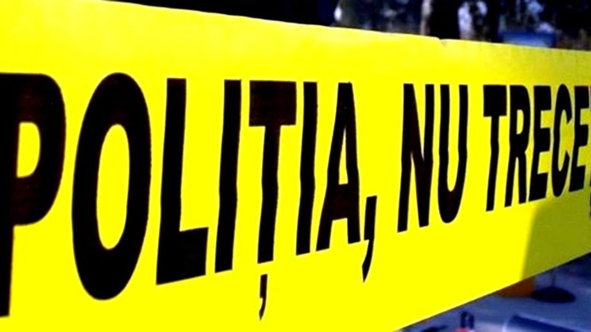 Un copil de doi ani a murit după ce o ușă metalică a căzut peste el! Mama l-a lăsat nesupravegheat