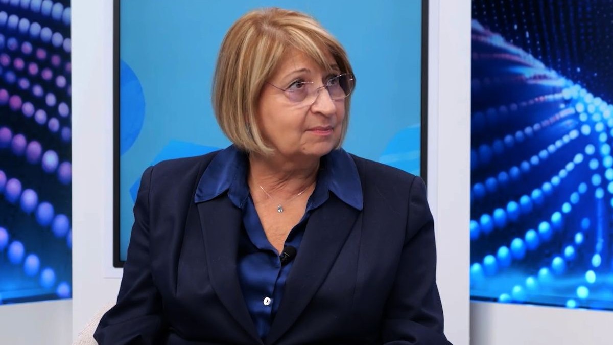 Dr. Rodica Niculescu, îmbrăcată cu o cămașă albastră și un sacou negru, în timp ce stă pe scaun în platoul emisiunii Bine pentru tine de la Libertatea, pe 25 septembrie 2025