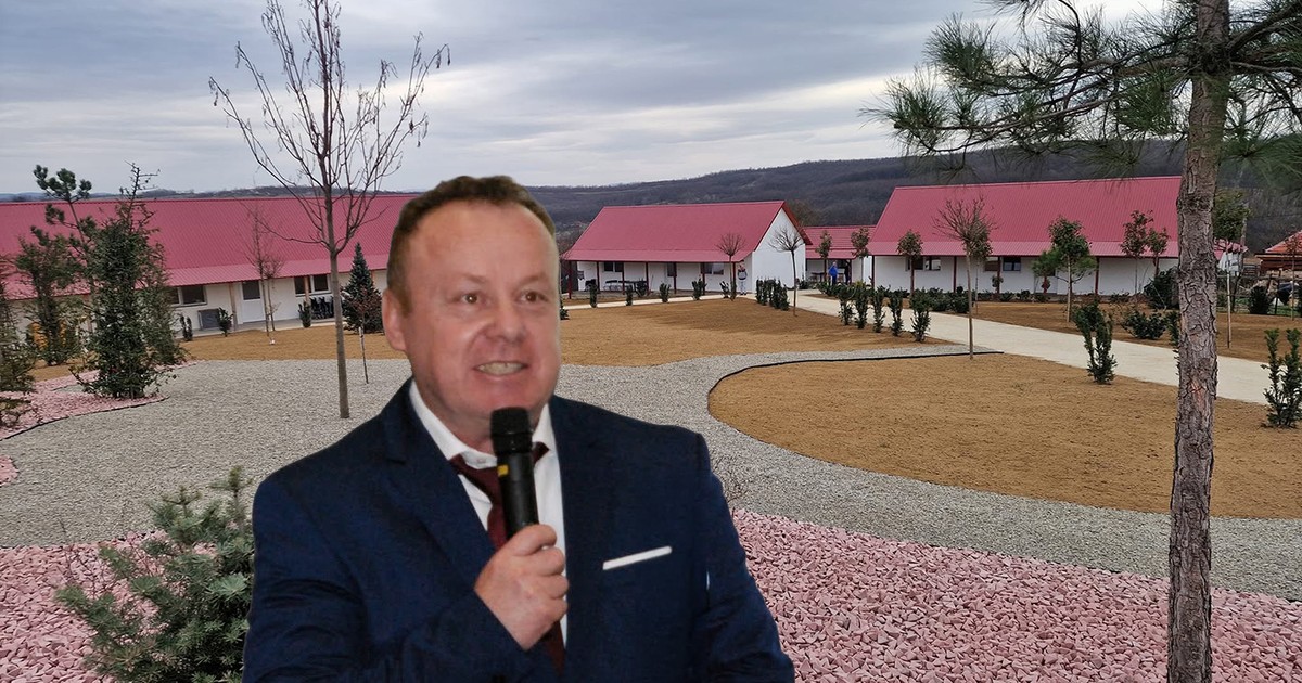 Colaj cu o fotografie cu multe cladiri cu acoperis rosu pe fundal si un barbat imbracat in costum negru care vorbeste la microfon