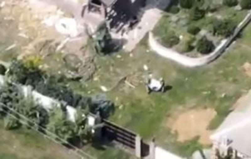 Soldații ruși care fură o mașină de spălat dintr-o casă ucraineană bombardată, filmați cu o dronă - VIDEO