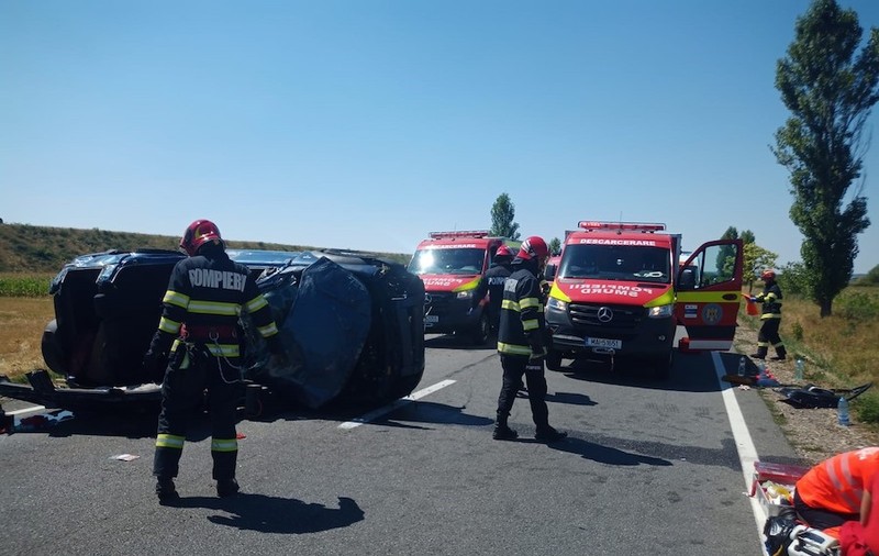 Un bărbat şi un copil au murit, iar altul e în stare gravă, după ce mașina în care se aflau s-a răsturnat, în Bihor