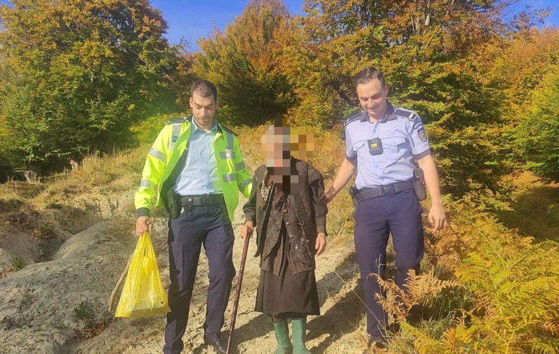 O femeie de 85 de ani rătăcită în pădure, salvată de operatorul care a sunat-o cu o ofertă la abonament