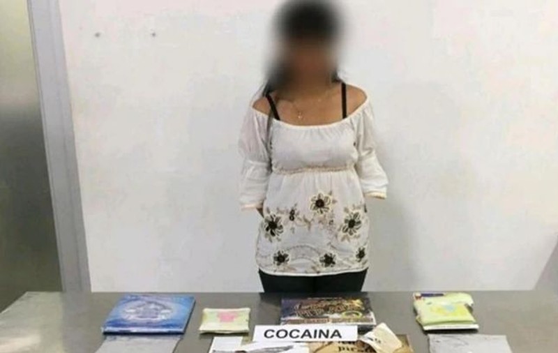 Profesoară prinsă pe aeroport cu cocaină. Drogurile erau ascunse în cărțile pentru copii