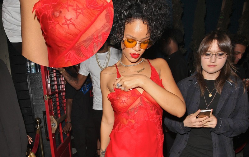 A făcut-o şi pe asta! Rihanna şi-a pus CERCEL în SFÂRC! | FOTO