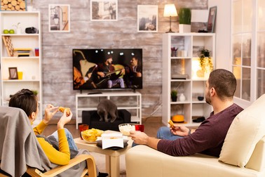 Românii petrec foarte mult timp în fața televizorului. Foto: Shutterstock