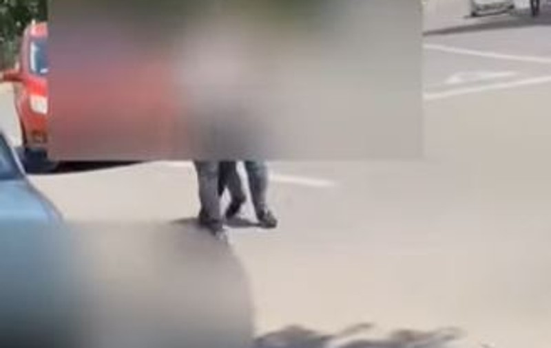 VIDEO | O femeie din Focșani, acuzată că a bătut un elev după ce i-a trecut prin fața mașinii. Polițiștii au deschis dosar penal