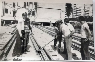 Echipele de muncitori lucrau cu mare atenție, ca totul să fie dus la bun sfârșit