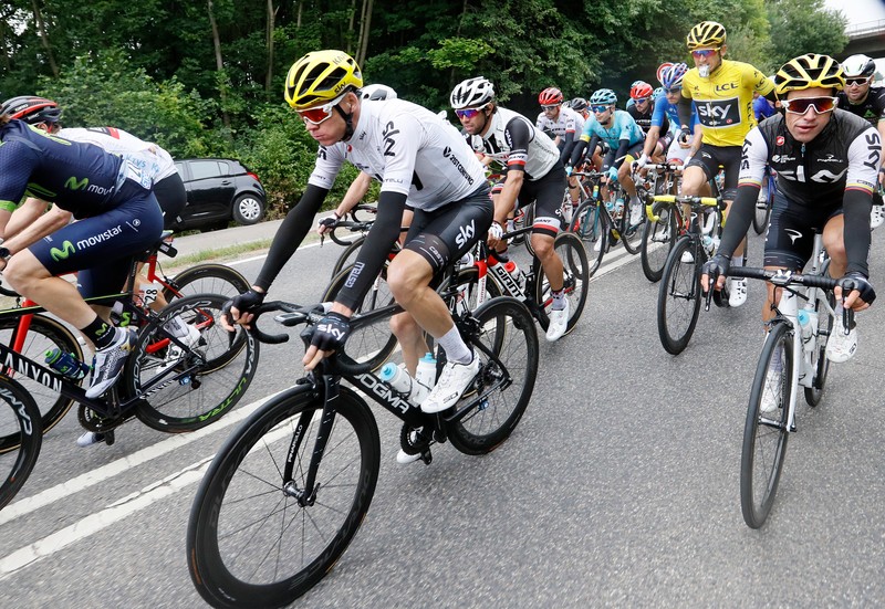 epa06061677 Team Sky rider Christopher Froome (L) of Great Britain and Team Sky rider Geraint Thomas (C-R) of Great Britain in action with the pack of riders during the 2nd stage of the 104th edition of the Tour de France cycling race over 203,5km between Duesseldorf and Liege, Germany, 02 July 2017. EPA/ROBERT GHEMENT
