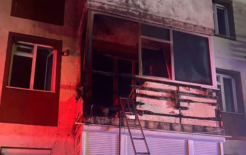 Incendiu provocat intenționat la un bloc din Piatra-Neamț. 20 de locatari s-au autoevacuat