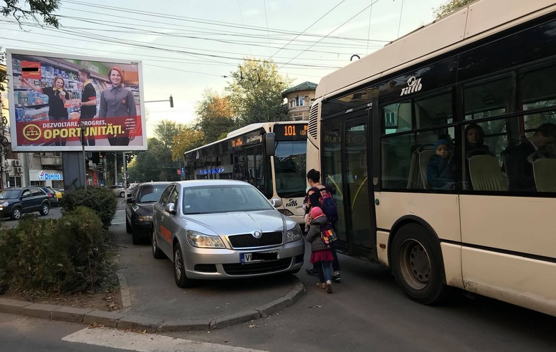 Zonă din București unde oamenii nu au loc să circule pe trotuare din cauza mașinilor parcate / FOTO