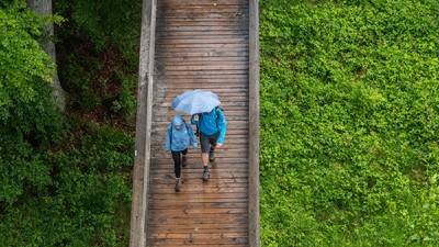 turisti-drumetie-ploaie-umbrela