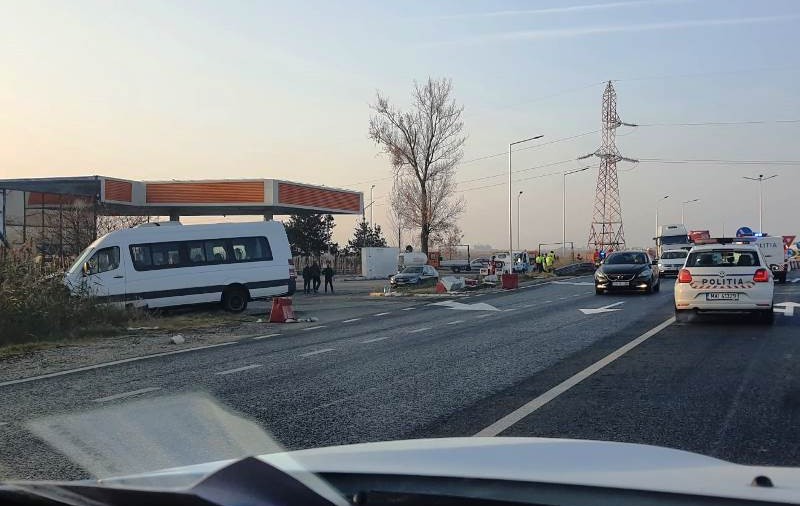Microbuz cu 20 de pasageri la bord, implicat într-un accident în Vrancea. Ciocnire violentă cu o mașină