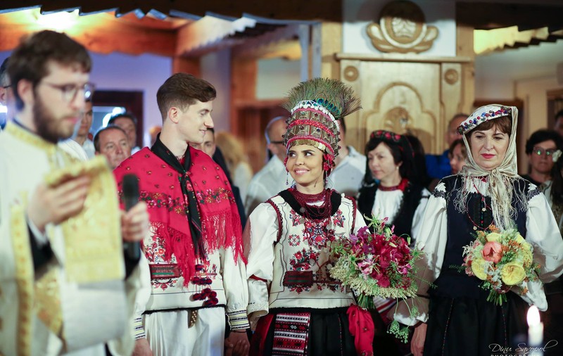 Dansatoarea Andreea Popescu s-a măritat după o rețetă atipică. Nuntă țărănească celebrată la mega-fițe!