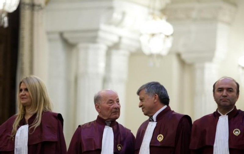 EXPLOZIV! Un judecător CCR ACUZĂ: "SE FAC PRESIUNI, sunt INTIMIDĂRI tot mai AGRESIVE"