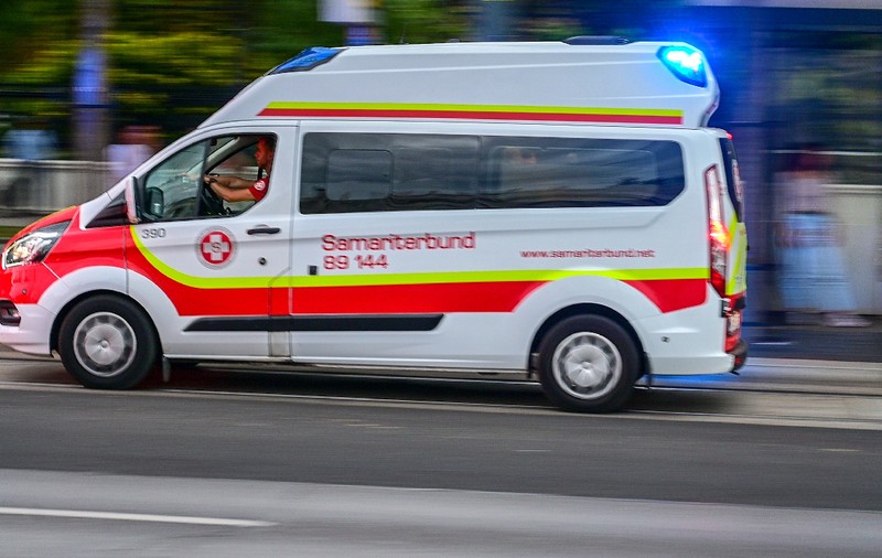 Opt beri, puțin vin, alcool tare la sfârșit, apoi bărbatul a sărit din ambulanță, în mers, în mijlocul autostrăzii: „Picătura care a umplut paharul”