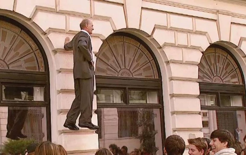 SCENE INCREDIBILE ÎN CENTRUL VECHI al Capitalei! Un bărbat a stat SUSPENDAT ÎN AER timp de două ore. CARE E EXPLICAŢIA? | VIDEO