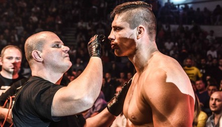 Alin Halmagean in ring cu Rico Verhoeven, campion mondial Glory