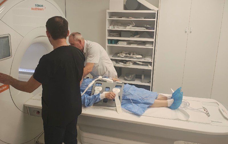 Aparatul RMN de la Spitalul Găești a fost pus în funcțiune, după trei ani de așteptare într-un depozit pentru că nu intra pe ușă
