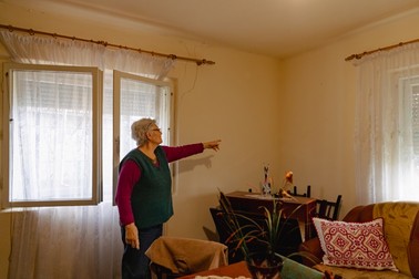 Doamna Rozi ne arată toate fisurile din pereții casei.