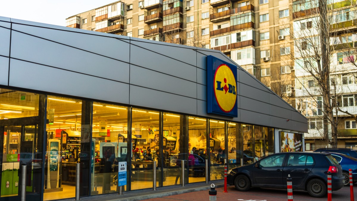Program Lidl de Crăciun 2024 - Imagine cu intrarea într-un magazin Lidl din Bucureşti.