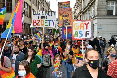 Protestele din Polonia pro LGBT+. Fotografie via EPA-EFE/Maciej Kulczynski