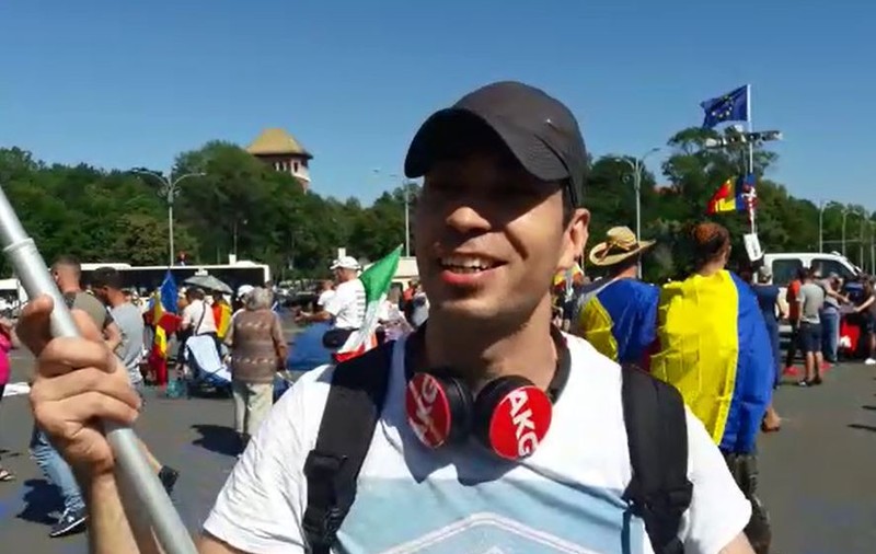 VIDEO/Ovidiu din Brașov a dus la protest ”covrigi pentru frați”. ”Țările devin civilizate când cetățenii se implică”