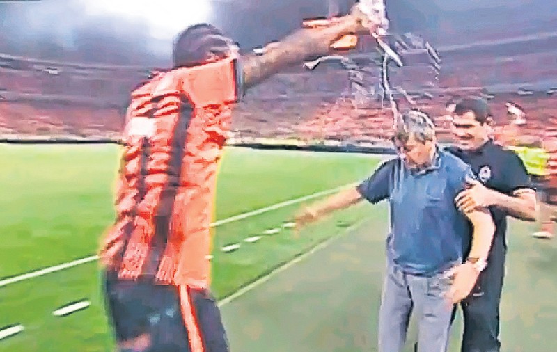 Fericiţi că au ieşit campioni cu Şahtior (Ucraina), elevii lui Mircea Lucescu i-au turnat apă în cap tehnicianului | VIDEO