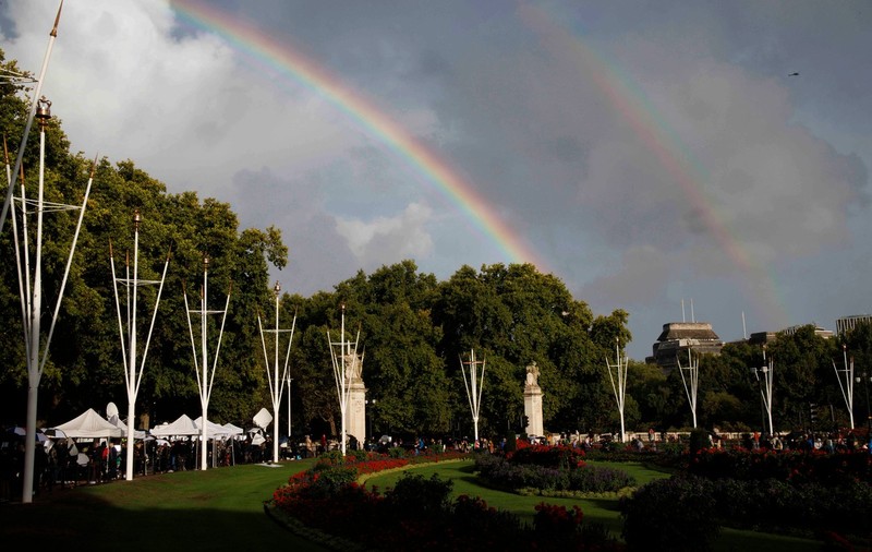 Curcubeu dublu deasupra Palatului Buckingham, după moartea Reginei Elisabeta a II-a