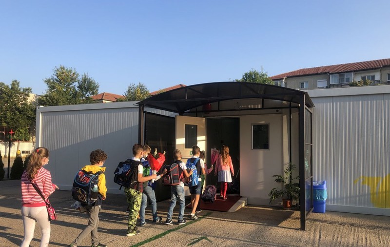 Început de an școlar în containere, la Timișoara. Învățătoare către elevi: “Dacă nu mai am voie să vă îmbrățișez, nu înseamnă că nu vă mai iubesc”