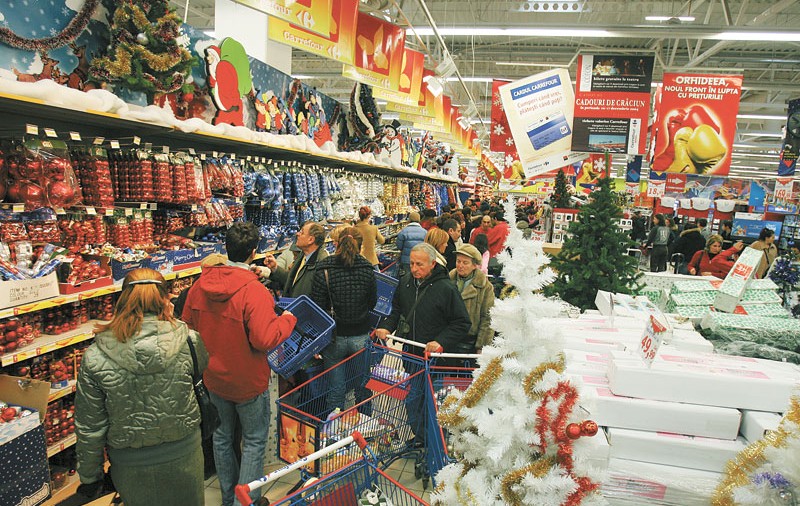 Studiu: Umblatul prin magazine de Crăciun este la fel de solicitant ca participarea la maraton