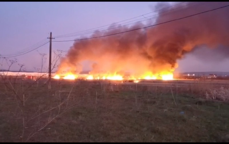 VIDEO | Incendiu uriaş în Cluj. Fumul gros şi flăcările s-au văzut de la mare distanţă
