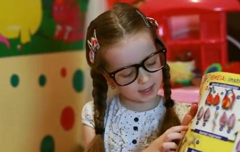 LIKE de până stricăm butonul, Anastasia! Fiica lui Radu Sîrbu (ex-Ozone) e cea mai simpatică profesoară de pe internet | VIDEO DELICIOS