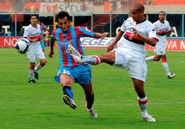 Nicolae Dică (stânga), în timpul unui meci pentru Catania. (FOTO: EPA)