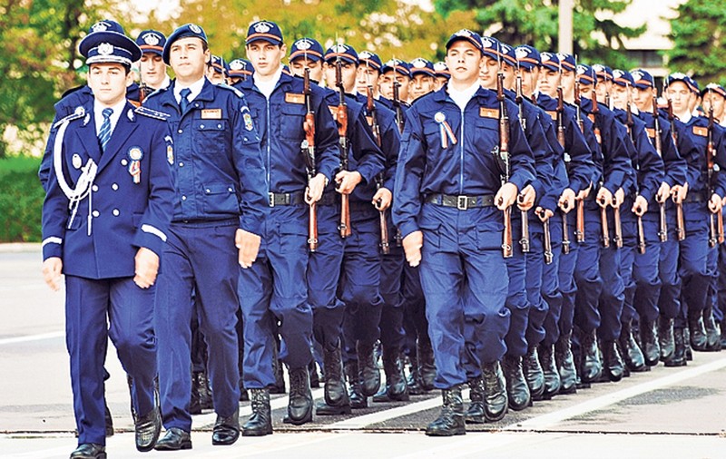 Coadă la «fabrica» de POLIȚIȘTI