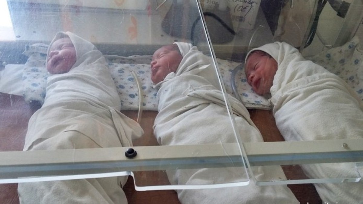 Caz rar la Maternitatea din Focșani: O femeie a născut tripleți, concepuți pe cale naturală