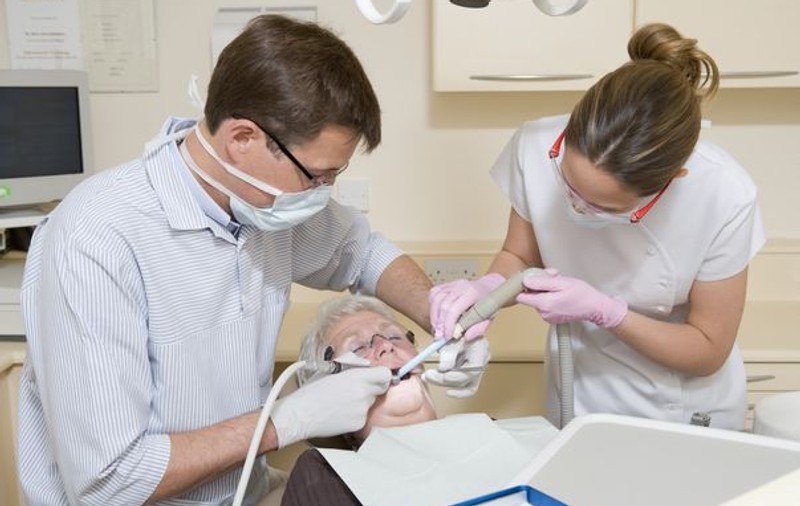 80% dintre români au probleme dentare 
