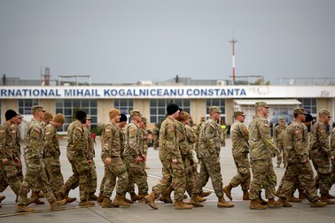 Militari americani participa la ceremonia de transfer de autoritate intre militarii detasamentului de lupta al Brigazii 2 'Strike' si cei ai detasamentului din cadrul Brigazii 1 'Bastogne', ambele din cadrul Diviziei 101 Aeropurtate (Asalt aerian) a Armatei SUA, la Baza 57 Aeriana Mihail Kogalniceanu, judetul Constanta, vineri, 31 marti 2023. ANDREEA ALEXANDRU /MEDIAFAX FOTO