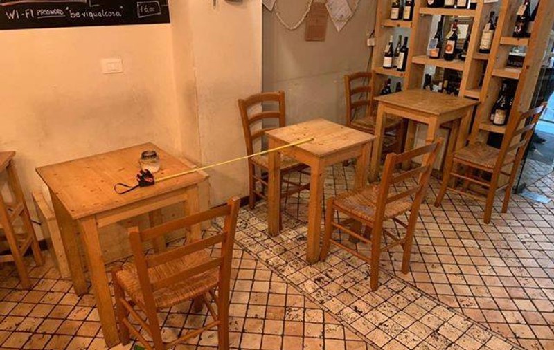 Cum se asigură patronii de cafenele din Italia că mesele sunt așezate la distanța cerută de autorități