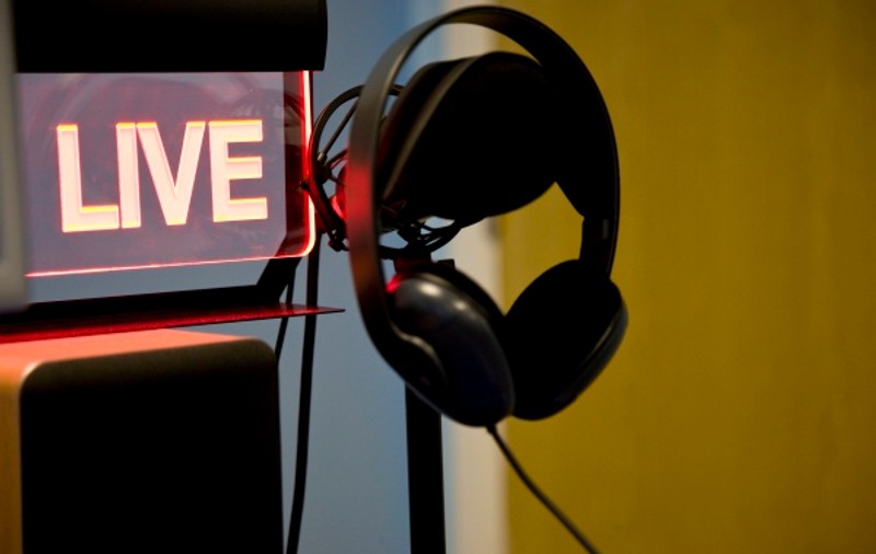 O femeie și-a făcut radio-pirat în apartament