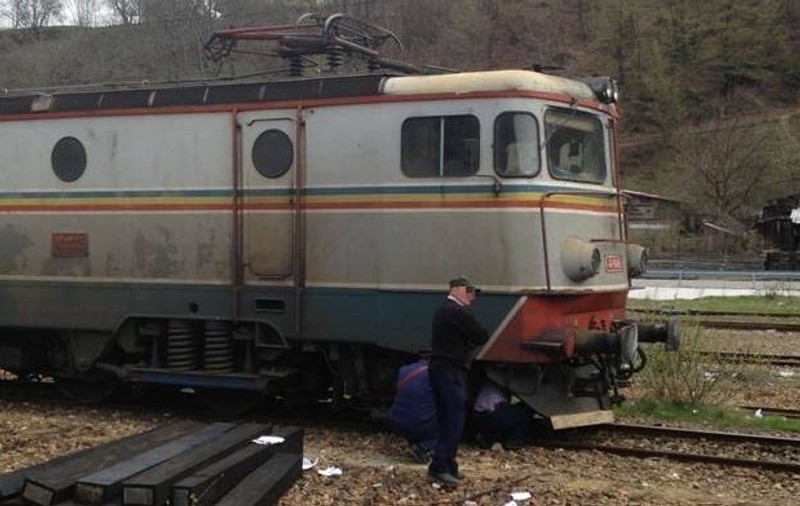 Tren plin de pasageri, blocat în Suceava după ce vântul a rupt firele de înaltă tensiune