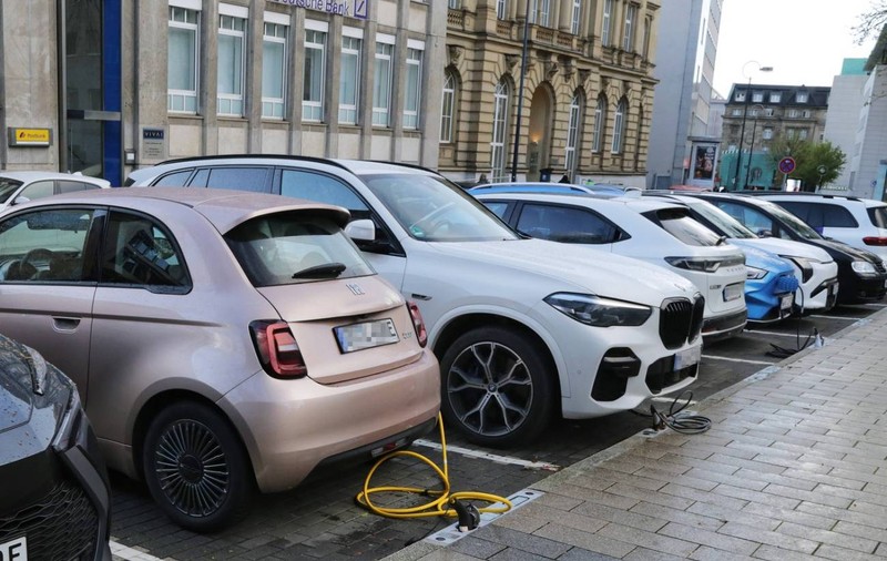 Mașinile hibride și jurnaliștii, fără parcare gratuită în București din 1 mai, prin decizia primarului Ciucu. Ce se întâmplă cu mașinile electrice