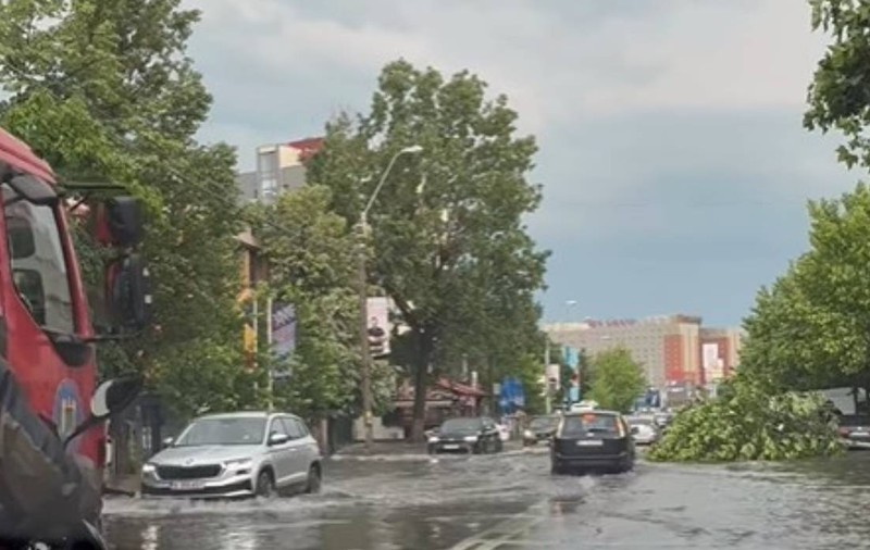 Cum a arătat Bucureștiul după furtuna de o oră de luni după-amiază: linii de tramvai și bulevarde inundate, mașini care circulă prin apă și copaci căzuți în zonele rezidențiale