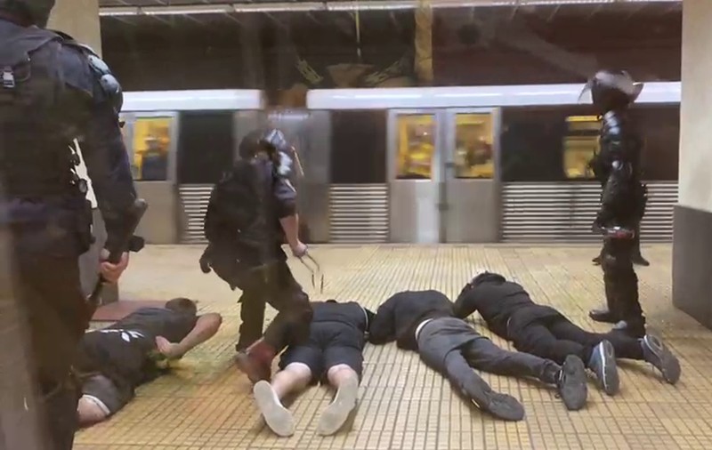 VIDEO | Intervenție în forță la metrou. Suporteri CSA Steaua, puși la pământ și bătuți de forțele de ordine. Jandarmii acuză că au fost atacați
