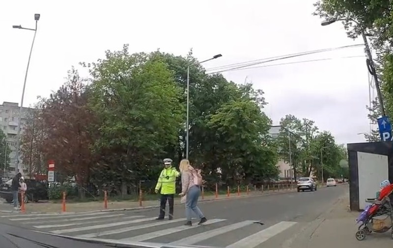 Femeie din Bacău, amendată cu sute de lei pentru că a trecut strada. De ce a sancționat-o polițistul de la Rutieră | VIDEO