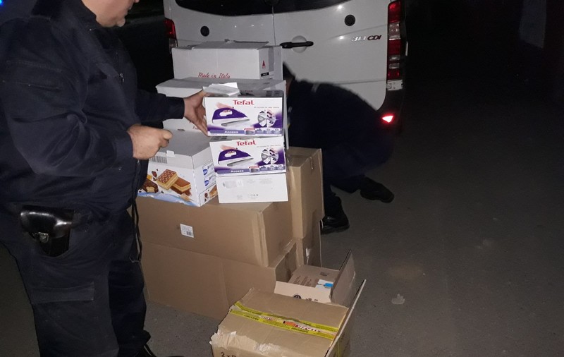 Un şofer de TIR a fost prins noaptea când fura marfa din propriul camion