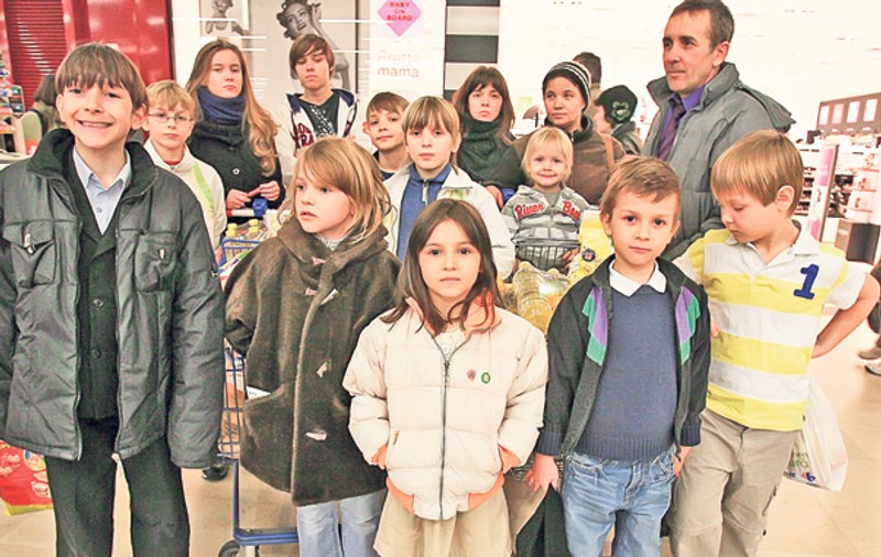 Statul ne-a pricopsit pe fiecare cu o datorie de 2.300 € Familia Zainea, formată din 14 membri, va avea o restanţă de... 32.200 €!