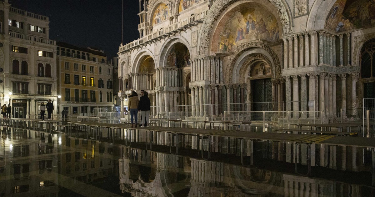 Venețienii și turiștii folosesc aleile din fața Bazilicii San Marco în timpul mareei înalte din Veneția, Italia, pe 9 martie 2023. Foto Hepta